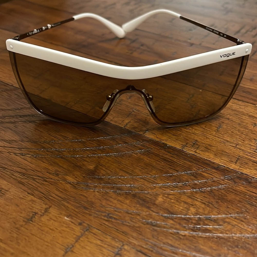 Vogue woman’s sunglasses